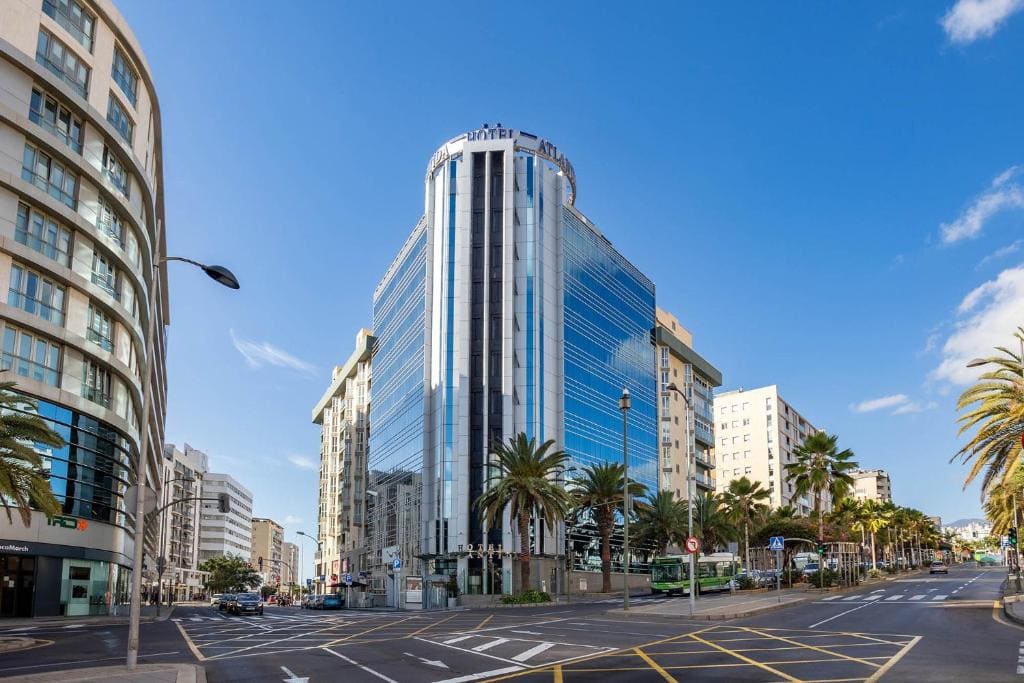 Fachada del Hotel Eurostars Atlántida en Santa Cruz de Tenerife, el hotel más cercano al Recinto Ferial para HYROX.