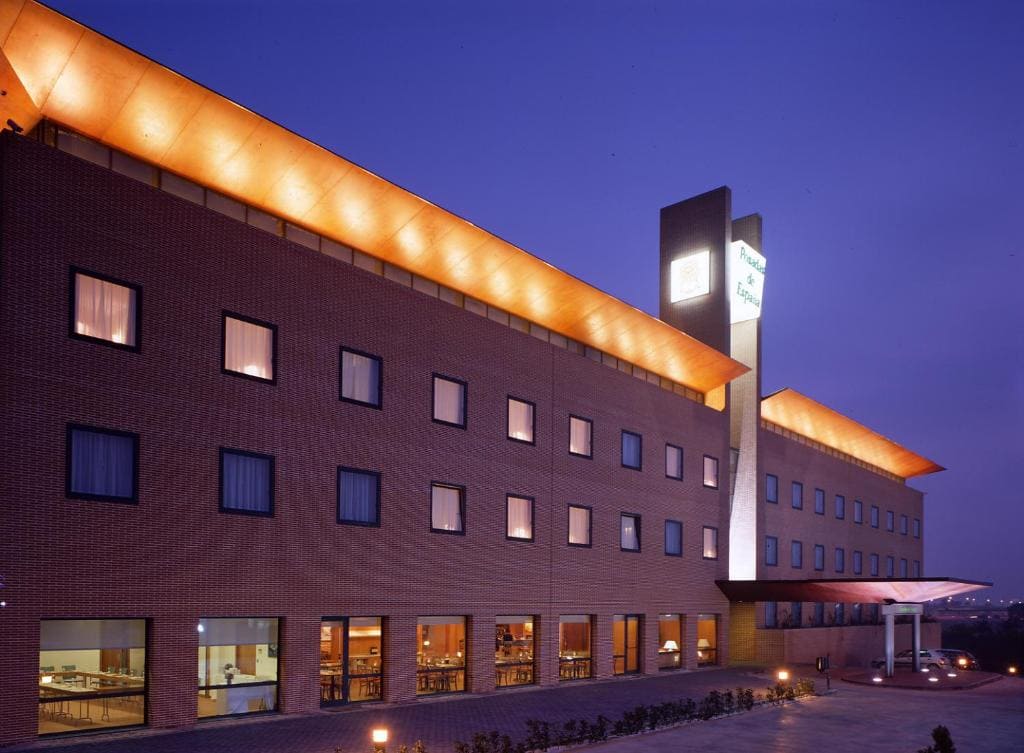 Fachada del Hotel Posadas de España Paterna, alojamiento con excelente relación calidad-precio para atletas del HYROX Valencia 2026.