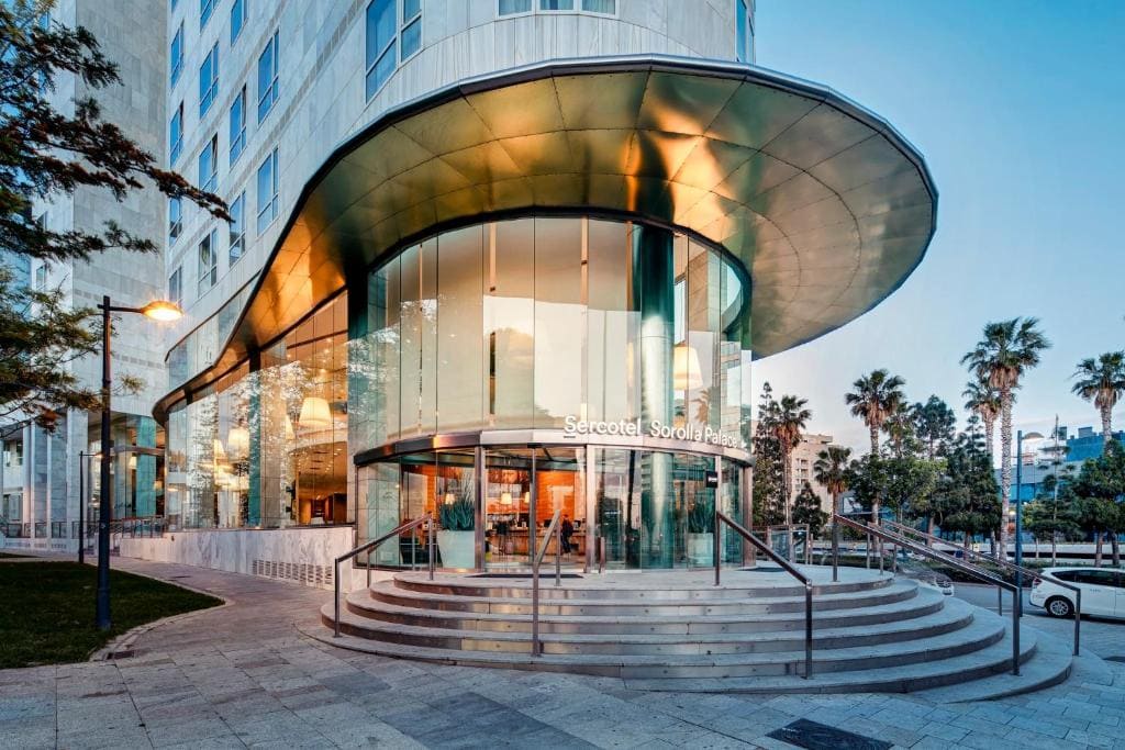Fachada y servicios del Hotel Sercotel Sorolla Palace, alojamiento recomendado para atletas de HYROX Valencia 2026 cerca de la Feria.